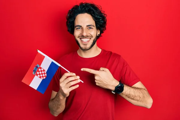 Bonito Hispânico Segurando Bandeira Croácia Sorrindo Feliz Apontando Com Mão — Fotografia de Stock