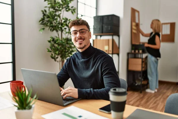 Dos Trabajadores Negocios Sonriendo Felices Trabajando Oficina —  Fotos de Stock