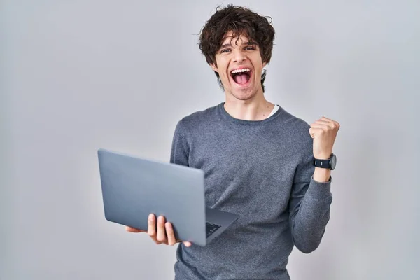 Молодий Чоловік Працює Використанням Комп Ютерного Ноутбука Кричить Гордо Святкуючи — стокове фото