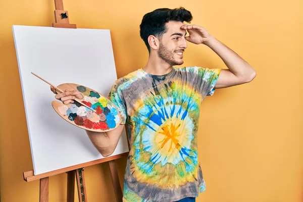 Joven Hombre Hispano Pie Dibujando Con Paleta Por Pintor Caballete —  Fotos de Stock