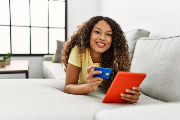 Junge Lateinamerikanische Frau Lächelt Selbstbewusst Mit Touchpad Und Kreditkarte Hause — Stockfoto