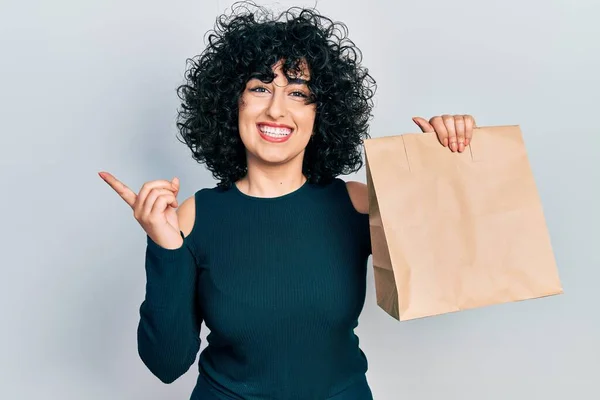 Young Middle East Woman Holding Take Away Paper Bag Smiling — Stockfoto