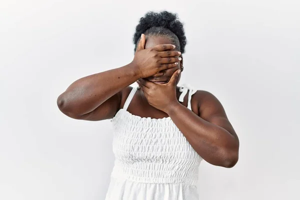 Молодая Африканская Женщина Стоящая Белом Изолированном Фоне Закрывая Глаза Рот — стоковое фото