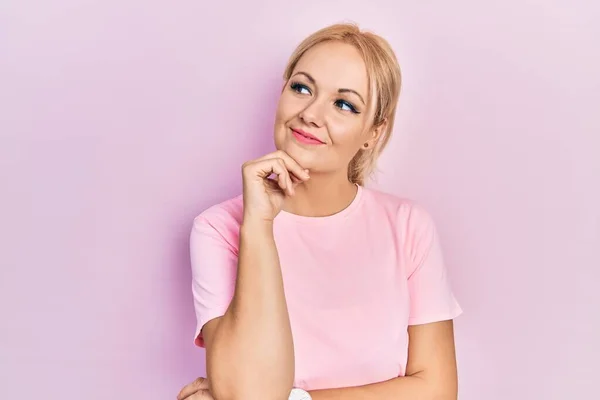 Young Blonde Woman Wearing Casual Pink Shirt Hand Chin Thinking — Stockfoto