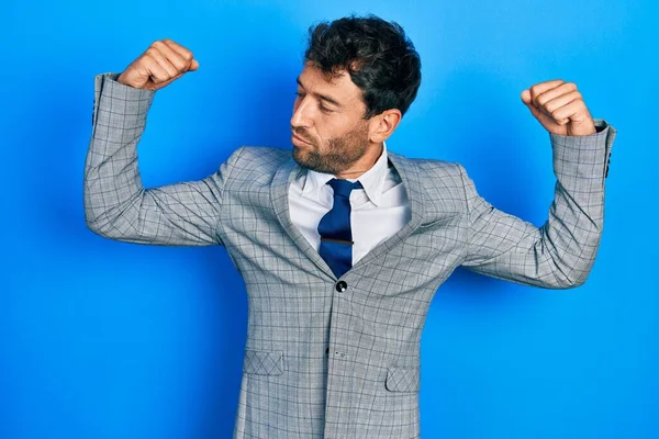Sakallı Takım Elbiseli Kravatlı Yakışıklı Adam Gururla Gülümsüyor Fitness Konsepti — Stok fotoğraf