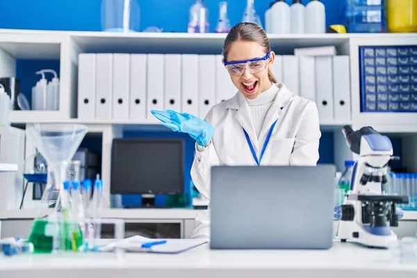 Молода Блондинка Працює Науковій Лабораторії Святкуючи Досягнення Щасливою Посмішкою Виразом — стокове фото
