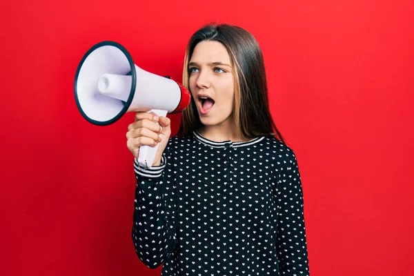 Junges Teenager Mädchen Schreit Und Schreit Mit Megafon — Stockfoto