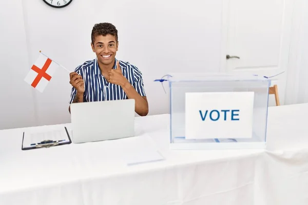 Joven Hombre Hispano Guapo Las Elecciones Campaña Política Sosteniendo Bandera — Foto de Stock