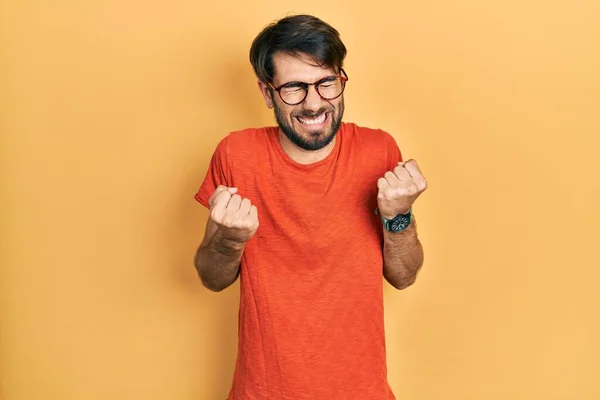 Joven Hispano Vestido Con Ropa Casual Gafas Emocionadas Por Éxito —  Fotos de Stock