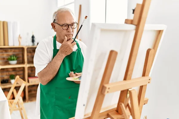 シニア白髪アーティスト男リラックスした絵画でアートスタジオ — ストック写真