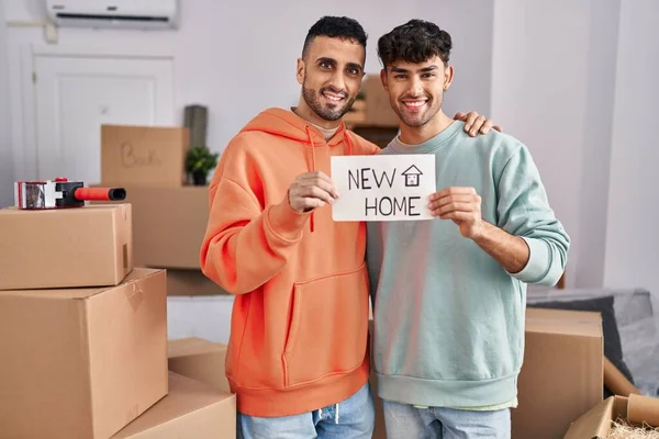 Jovem Casal Gay Hispânico Mudando Para Uma Nova Casa Sorrindo — Fotografia de Stock