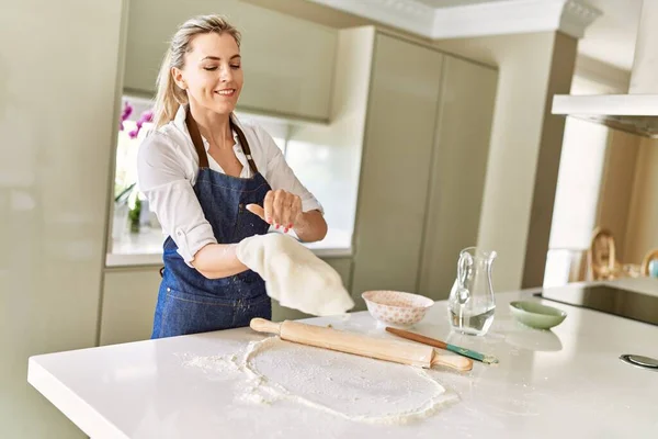 Ung Blond Kvinna Ler Säkert Göra Pizza Deg Med Händerna — Stockfoto