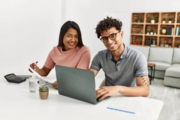 Junges Lateinisches Paar Arbeitet Mit Laptop Und Sitzt Hause Auf — Stockfoto