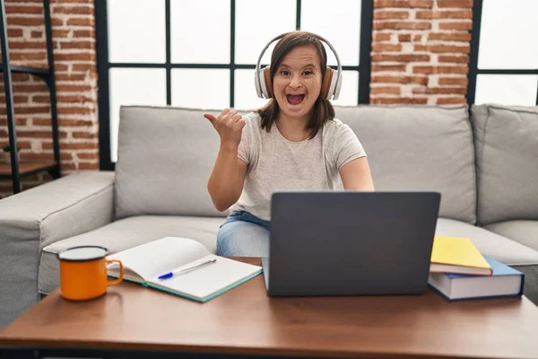 Hispanic Girl Syndrome Using Laptop Home Pointing Thumb Side Smiling — Stockfoto