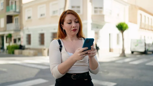 Jonge Roodharige Vrouw Met Smartphone Straat — Stockfoto