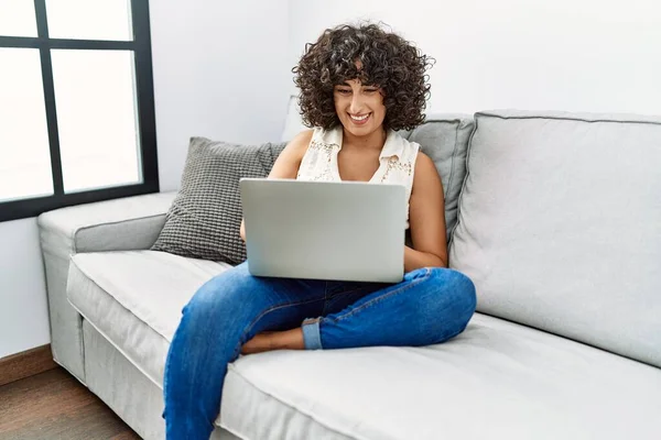 Orta Doğulu Genç Bir Kadın Evde Dizüstü Bilgisayar Kullanarak Gülümsüyor — Stok fotoğraf