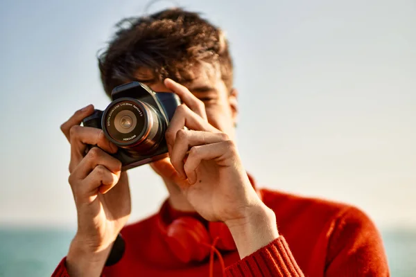 Ung Latinamerikansk Man Ler Glad Med Reflexkamera Stranden — Stockfoto