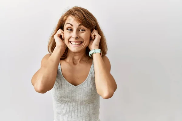 Beautiful Caucasian Woman Standing Isolated Background Covering Ears Fingers Annoyed — Stockfoto