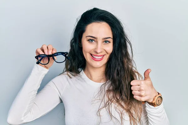 Young Hispanic Woman Holding Glasses Smiling Happy Positive Thumb Doing — Stockfoto