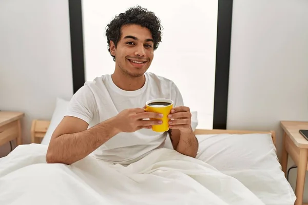 Junger Hispanischer Mann Trinkt Kaffee Sitzend Auf Dem Bett Schlafzimmer — Stockfoto