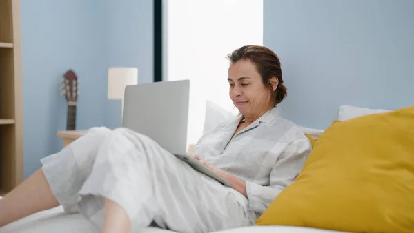 Середнього Віку Його Жінка Використовує Ноутбук Сидячи Ліжку Спальні — стокове фото