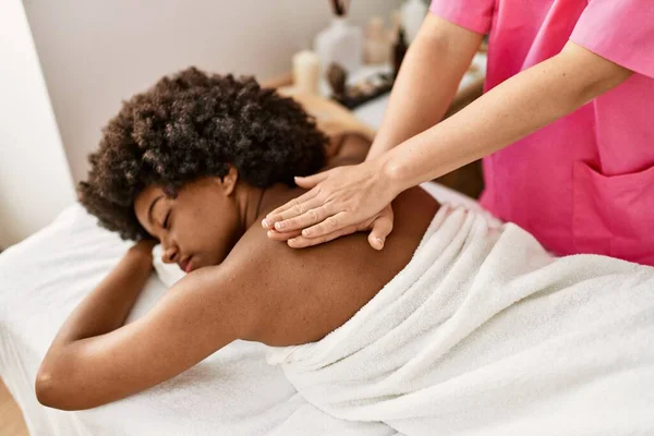 Young African American Woman Having Back Massage Beauty Center — стоковое фото