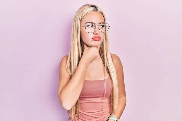 Junge Blonde Mädchen Lässiger Kleidung Berühren Schmerzhaften Hals Halsschmerzen Für — Stockfoto