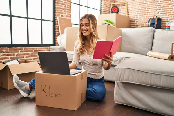 Ung Blond Kvinna Ler Säkert Med Laptop Läsa Bok Nytt — Stockfoto