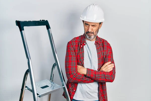 Homem Trabalhador Hispânico Meia Idade Com Braços Cruzados Gesto Usando — Fotografia de Stock