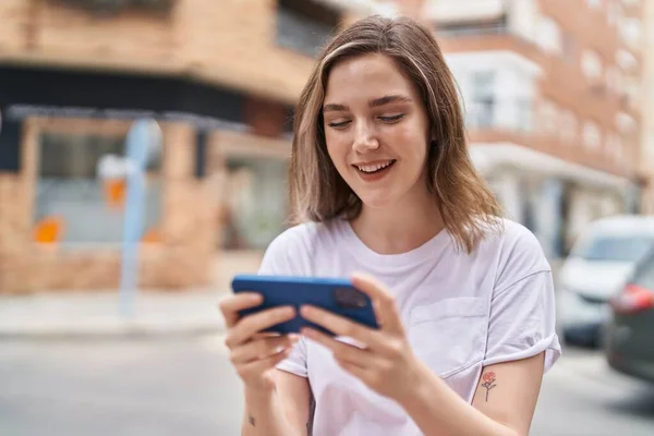 Young Woman Smiling Confident Watching Video Smartphone Street — Stock fotografie