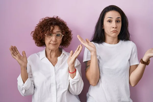 Hispanic Mother Daughter Wearing Casual White Shirt Pink Background Clueless — 图库照片