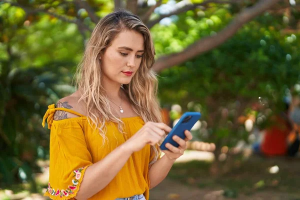 Young Woman Using Smartphone Relaxed Expression Park — 스톡 사진