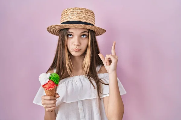 Adolescente Tenant Crème Glacée Pointant Vers Haut Regardant Triste Contrarié — Photo