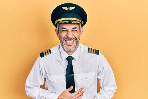 Yakışıklı Orta Yaşlı Gri Saçlı Uçak Pilotu Üniforması Giyen Gülümseyen — Stok fotoğraf