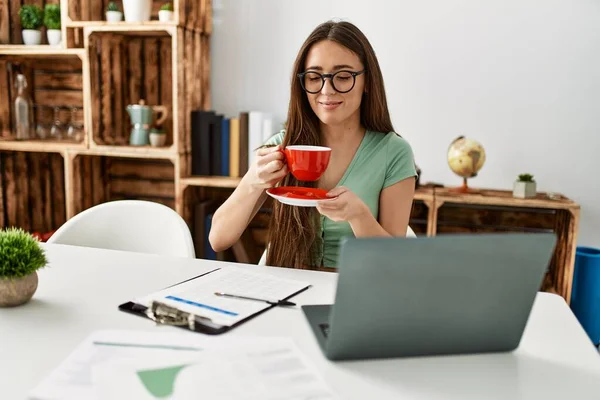 Young Hispanic Woman Using Laptop Drinking Coffee Sitting Table Home —  Fotos de Stock