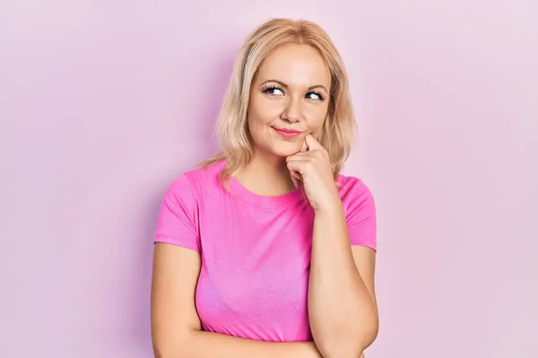 Jovem Mulher Loira Vestindo Camisa Rosa Casual Pensando Concentrou Sobre — Fotografia de Stock