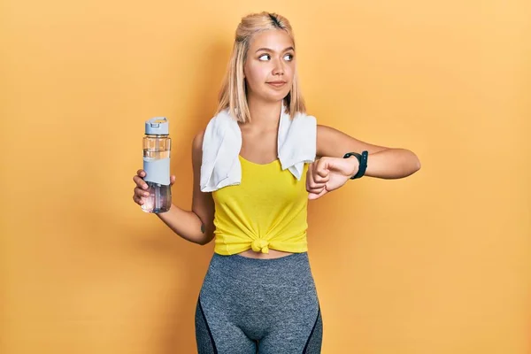 Beautiful Blonde Sports Woman Using Smart Watch Smiling Looking Side — Stockfoto