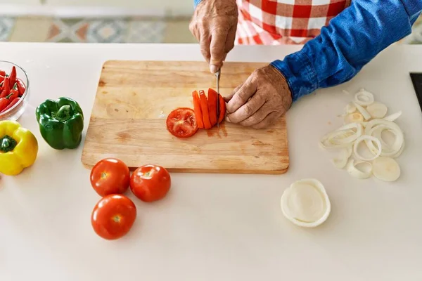 Senior Man Snijdt Tomaat Keuken — Stockfoto