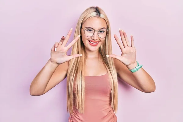 Молода Блондинка Повсякденному Одязі Показує Вказує Пальцями Номер Дев Ять — стокове фото