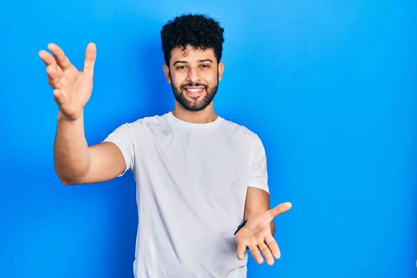 Jonge Arabische Man Met Baard Casual Wit Shirt Glimlachend Vrolijk — Stockfoto