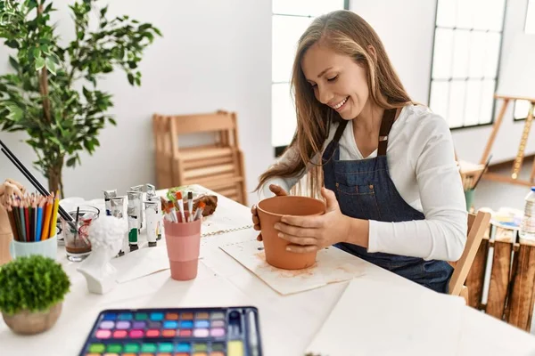 Jonge Kaukasische Vrouw Glimlachen Zelfverzekerd Maken Handgemaakte Klei Pot Kunst — Stockfoto