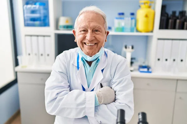 Starszy Mężczyzna Mundurze Naukowca Masce Medycznej Ramionami Skrzyżowanymi Laboratorium — Zdjęcie stockowe