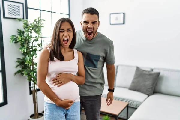 Jong Interraciaal Koppel Verwacht Een Baby Raakt Zwanger Buik Boos — Stockfoto