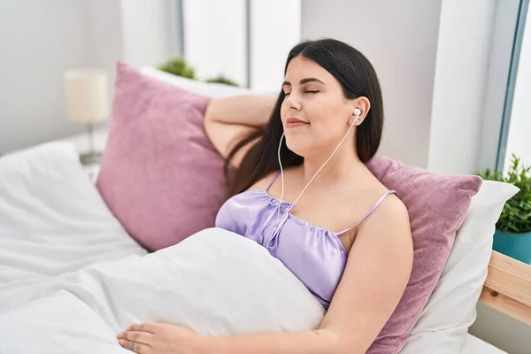 Jonge Spaanse Vrouw Luisteren Naar Muziek Zitten Bed Slaapkamer — Stockfoto