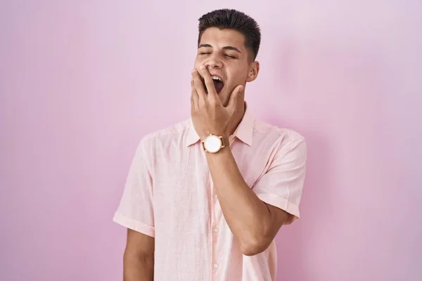 Jonge Spaanse Man Die Roze Achtergrond Stond Verveelde Zich Gapen — Stockfoto