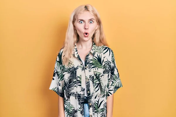 Beautiful Caucasian Woman Blond Hair Wearing Tropical Shirt Afraid Shocked — Stock Photo, Image