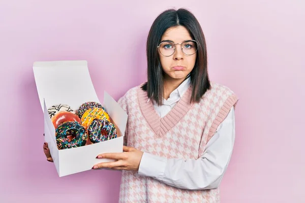 Jovem Morena Segurando Saborosos Donuts Coloridos Deprimidos Preocupar Com Angústia — Fotografia de Stock