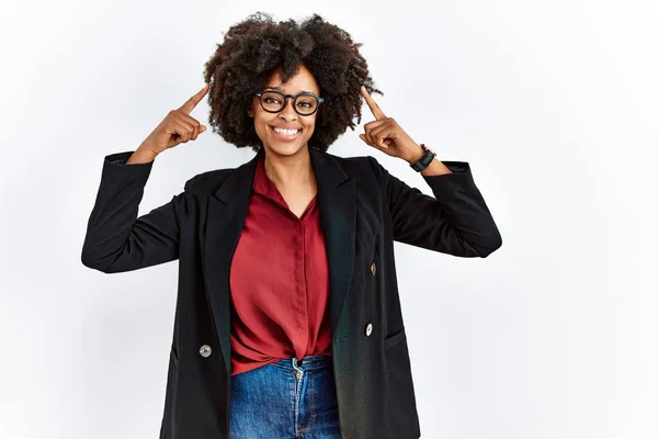 Αφροαμερικανή Γυναίκα Αφρο Μαλλιά Φορώντας Επαγγελματικό Σακάκι Και Γυαλιά Χαμογελώντας — Φωτογραφία Αρχείου