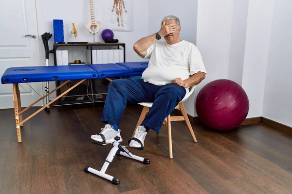 Homem Caucasiano Sênior Clínica Fisioterapia Usando Pedal Exercitador Sorrindo Rindo — Fotografia de Stock