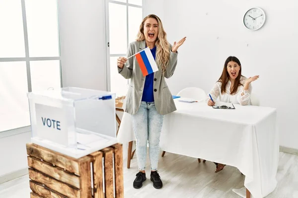 Νεαρή Ξανθιά Γυναίκα Στο Πολιτικό Περίπτερο Κρατώντας Ρωσική Σημαία Γιορτάζει — Φωτογραφία Αρχείου